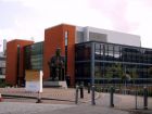 miniatura University of Birmingham - The computer science building, in front of it some kind of modern art statue donated on the university's 100th birthday